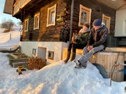 Sascha Exenberger und Lebensgef&auml;hrtin Elisabeth Spreitzhofer vor selbst renoviertem Bauernhaus.