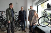 Lars (Ingo Naujoks, 2.v.l.), Finn (Sven Martinek, l.) verh&ouml;ren den Fahrradh&auml;ndler Malik &Uuml;nal (Neil Malik Abdullah, 2.v.r.) und dessen Frau Julia (Pauline Knof, r.). Die Tote war Auszubildende in dem Gesch&auml;ft.