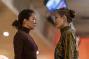 Eve Polastri (Sandra Oh, l.); Dasha (Harriet Walter, r.)