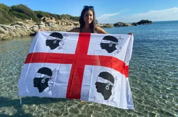 Serena Loddo mit der sardischen Landesflagge.