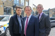 DI Robert Lewis (Kevin Whately, M.) und DS James Hathaway (Laurence Fox, r.) bekommen in diesem Fall unerw&uuml;nschte Unterst&uuml;tzung durch DI Alan Peterson (Jason Durr, l.).
