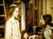 Mary (Melissa Sue Anderson, l.), Laura (Melissa Gilbert, r.) und Carrie (Lindsay Sidney Greenbush, M.) überlegen, was sie ihren Eltern zu Weihnachten schenken sollen. Mary (Melissa Sue Anderson, l.), Laura (Melissa Gilbert, r.) und Carrie (Lindsay Sidney Greenbush, M.) überlegen, was sie ihren Eltern zu Weihnachten schenken sollen.