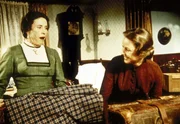 Caroline (Karen Grassle, r.) nimmt Mrs. Oleson (Katherine MacGregor, l.) bei sich daheim auf.