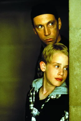 Machen sich auf, wahre Freunde zu finden: der reiche Junge Richie Rich (Macaulay Culkin, 2.v.l.) und Butler Cadbury (Johnathan Hyde, l.) ...