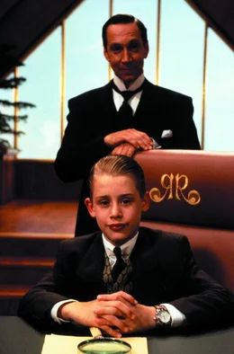 Als seine Eltern nach einem Flugzeugungl&uuml;ck verschollen sind, braucht Luxuskind Richie Rich (Macaulay Culkin, vorne) dringend Freunde, die ihm bei der Suche beistehen. Doch woher nehmen? Da kommt Butler Cadbury (Johnathan Hyde, hinten) eine geniale Idee ...; Als seine Eltern nach einem Flugzeugungl&uuml;ck verschollen sind, braucht Luxuskind Richie Rich (Macaulay Culkin, vorne) dringend Freunde, die ihm bei der Suche beistehen. Doch woher nehmen? Da kommt Butler Cadbury (Johnathan Hyde, hinten) eine geniale Idee ...