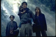 Harry (Pierce Brosnan, M.) hilft Rachel (Linda Hamilton, r.) und ihren Kindern Graham (Jeremy Foley, l.) und Lauren (Jamie Ren&eacute;e Smith, M.h.) bei der Flucht vor den Lavastr&ouml;men.