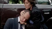 Bei der Festnahme eines Vergewaltigers wird Detective Elliot Stabler (Christopher Meloni) schwer verletzt. Kann ihn Olivia Benson (Mariska Hargitay) rechtzeitig ins Krankenhaus bringen? Bei der Festnahme eines Vergewaltigers wird Detective Elliot Stabler (Christopher Meloni) schwer verletzt. Kann ihn Olivia Benson (Mariska Hargitay) rechtzeitig ins Krankenhaus bringen?