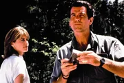 L-R: Rachel (Linda Hamilton) und Harry Dalton (Pierce Brosnan)