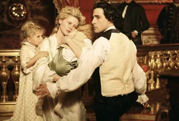 Eine aufgebrachte Menge belagert das Schloss Versailles: Marie Antoinette (Kirsten Dunst, 2.v.l.) weigert sich, zu fliehen, und bleibt bei Louis XVI. (Jason Schwartzman, r.).
