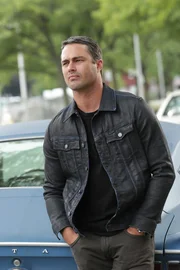 TAYLOR KINNEY (KELLY SEVERIDE)