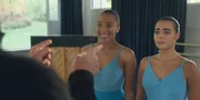 Die neue Aufgabe von Ballettdirektor Armando Castillo (Rik Young, l.) an seine Ballettklasse ist ein Paartanz mit Hebefigur. Cece (Hailey Romain, M.) freut sich darauf, doch Simone (Margherita Barbieri, r.) scheint die Aufgabe zu schocken.