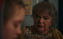 Minas Gro&szlig;mutter (Anne Marit Jacobsen) steht ihrer Enkelin mit Ratschl&auml;gen zur Seite.