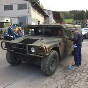 Milit&auml;rfahrzeuge, Army-Zubeh&ouml;r und seltene Oldtimer: Ober-"Steel Buddy" Michael Manousakis hat einen Riecher f&uuml;r lukrative Gesch&auml;fte. Und in dieser Folge sollen betagte US-Cars Geld in die Firmenkasse von "Morlock Motors" sp&uuml;len - darunter ein 59er Buick, ein DeSoto und ein Ford T Pick-up. Das Modell wurde 1999 in Las Vegas zum Auto des Jahrhunderts gew&auml;hlt, aber der Klassiker auf vier R&auml;dern hat beim Transport sehr gelitten. Deshalb versucht Mitarbeiterin Julie, auf einem der gr&ouml;&szlig;ten Schrottpl&auml;tze Amerikas g&uuml;nstige Ersatzteile aufzutreiben.