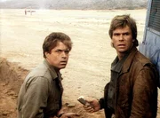 MacGyver (Richard Dean Anderson, r.) und ein Mitarbeiter des Flugplatzes suchen nach einer Möglichkeit, die Bankräuber zu überlisten. MacGyver (Richard Dean Anderson, r.) und ein Mitarbeiter des Flugplatzes suchen nach einer Möglichkeit, die Bankräuber zu überlisten.