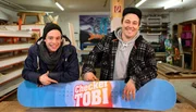 Checker Tobi (links) zusammen mit Snowboardbauer Florian Baumg&auml;rtel und seinem selbst gebauten Snowboard. Weiteres Bildmaterial finden Sie unter www.br-foto.de.