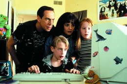 Als Verwandte an das Verm&ouml;gen seiner verschollenen Eltern heran wollen, machen sich der verw&ouml;hnte Richie Rich (Macaulay Culkin, 2.v.l.) und sein t&uuml;chtiger Butler Cadbury (Johnathan Hyde, l.) auf, Freunde zu finden, die bei der Suche mithelfen ...