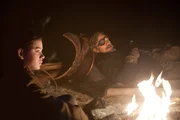 F&uuml;r 100 Dollar Kopfgeld engagiert Mattie Ross (Hailee Steinfeld, l.) den abgehalfterten U.S. Marshal Cogburn (Jeff Bridges, r.), weil dieser es mit dem Gesetz selbst nicht so genau nimmt und deshalb bereit ist, den M&ouml;rder ihres Vaters auch ohne Gerichtsbeschluss sofort zu t&ouml;ten. Gemeinsam begeben sich der Marshal und seine junge Auftraggeberin auf die Spur des M&ouml;rders ...