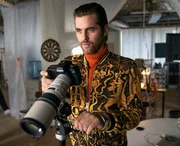 Prince (Manuel Broekman) macht Fotos von Bankangestellten und hilft so bei der Umsetzung des Hackerangriffs auf die Bank.