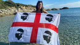 Serena Loddo mit der sardischen Landesflagge.