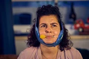 Jackie (Nagmeh Alaei) k&auml;mpft mit den Begleiterscheinungen ihrer Zahn-OP.
