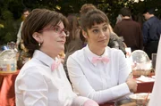 Lydia Dufree (Megan Mullally, l.); Casey Klein (Lizzy Caplan, r.)