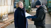 Nora Weiss (Anna Maria M&uuml;he) trifft Dominik Kramer (Florian Lukas) und spricht mit ihm &uuml;ber einen alten Fall.