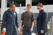 V.l.: Dr. Sheldon Hawkes (Hill Harper), Don Flack (Eddie Cahill) und Mac Taylor (Gary Sinise) entdecken auf einer New Yorker Baustelle eine Baugrube, in der eine &uuml;bel zugerichtete Leiche liegt.