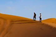 v.li.: Matthias Haunholder und Matthias Mayr auf D&uuml;nen-Skitour im Erg Chebbi (gr&ouml;&szlig;te Wanderd&uuml;ne Marokkos)
