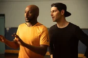 A Million Little Things Staffel 1 Folge 12 Wollen einen Streit schlichten: Romany Malco als Rome Howard, David Giuntoli als Eddie Saville. A Million Little Things Staffel 1 Folge 12 Wollen einen Streit schlichten: Romany Malco als Rome Howard, David Giuntoli als Eddie Saville.