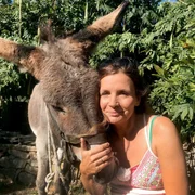 Entspannung findet Simone Sombecki bei einer Esel-Wanderung durch das wald- und wasserreiche Hinterland.