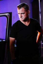 Nick Stokes (George Eads) sucht nach Hinweisen, um D.B.'s entf&uuml;hrte Tochter Maya aufzusp&uuml;ren.