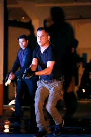 Kommen Nick Stokes (George Eads, vorne) und die seine Leute noch rechtzeitig, um D.B.'s Tochter Maya zu befreien?