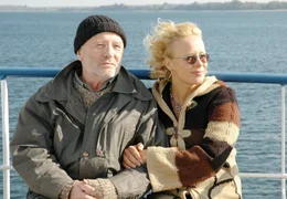 hr-fernsehen DIE DIEBIN & DER GENERAL, Spielfilm, Deutschland 2005,  Regie: Miquel Alexandre, am Samstag (15.03.14) um 12:45 Uhr. Jessie Fischer (Katja Riemann) hat Walter Voss (J&uuml;rgen Hentsch), genannt "der General", aus dem Seniorenheim entf&uuml;hrt, um ihm seinen sehnlichsten Wunsch zu erf&uuml;llen.