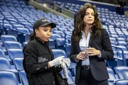 Heimliche Rivalinnen? NCIS Agentin Percy (Shalita Grant, l.) und FBI Agentin Gregorio (Vanessa Ferlito, r.) ermitteln im Mordfall eines Unteroffiziers, der tot in einer Sportarena aufgefunden wird.