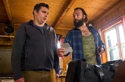 Jens Lubczyk (Isaak Dentler, r.) studiert die gef&auml;lschten Ausweise. Riedl (Paul Sedlmeir, l.) gibt sich ahnungslos.