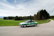 Hubert (Christian Tramitz) und Girwidz (Michael Brandner) sind mit dem Streifenwagen unterwegs. Hubert (Christian Tramitz) und Girwidz (Michael Brandner) sind mit dem Streifenwagen unterwegs.