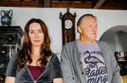 Die Kaiserin (Katharina Müller-Elmau, l.) und Girwidz (Michael Brandner, r.) ermitteln undercover im Kuschelkurs. Die Kaiserin (Katharina Müller-Elmau, l.) und Girwidz (Michael Brandner, r.) ermitteln undercover im Kuschelkurs.