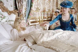 Nach ihrer ersten Nacht am franz&ouml;sischen Hof macht die Comtesse de Noailles (Judy Davis, r.) Marie-Antoinette (Kirsten Dunst, l.) mit der Vorgehensweise bei der allmorgendlichen Ankleidetoilette vertraut ...