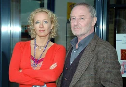 Jessie Fischer (Katja Riemann) setzt sich f&uuml;r Walter Voss (J&uuml;rgen Hentsch) ein, der ins Seniorenheim abgeschoben wurde.