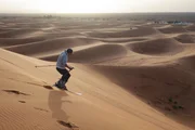 Matthias Mayr im Erg Chebbi auf Marokkos gr&ouml;&szlig;ter Wanderd&uuml;ne
