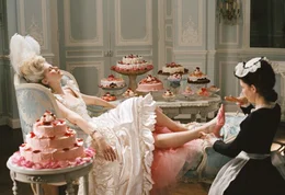 Marie Antoinette (Kirsten Dunst, l.)