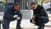 Dr. Sheldon Hawkes (Hill Harper, l.) und Mac Taylor (Gary Sinise) finden auf einer Baustelle eine Leiche, die im Zement begraben wurde.