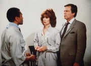 Jennifer (Stefanie Powers, M.) und Jonathan (Robert Wagner, r.) im Leichenschauhaus. Sie sollen einen Toten identifizieren ...