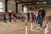 Beim Hobby Horse Training gibt Ermittler Samir Amari (Skandar Amini) alles. Hier kann er wertvolle Informationen zum Vereinsumfeld der Toten sammeln.