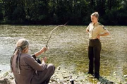 Rebecca (Jeanne Goursaud, r.) befragt den Aussteiger Bernhard Böhm (Reiner Schöne , l.) an der Isar. Rebecca (Jeanne Goursaud, r.) befragt den Aussteiger Bernhard Böhm (Reiner Schöne , l.) an der Isar.