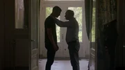 Roderick Walema (Gijs Scholten van Aschat, r.) gesteht Rutger de Man (Josha Stradowski, l.) seine Trauer &uuml;ber seine beiden verlorenen S&ouml;hne. Er hat nun auch gro&szlig;e Angst um Rutger.