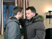 15 Uhr. Jakob (Karsten Kühn, li.) bedankt sich bei seinem Vater Roland Heilmann (Thomas Rühmann, re.), dass er Hartmut Groß gerettet hat und hat sich entschieden mit nach Köln zu gehen. 15 Uhr. Jakob (Karsten Kühn, li.) bedankt sich bei seinem Vater Roland Heilmann (Thomas Rühmann, re.), dass er Hartmut Groß gerettet hat und hat sich entschieden mit nach Köln zu gehen.