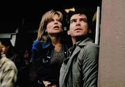 Rachel (Linda Hamilton) und Harry Dalton (Pierce Brosnan)