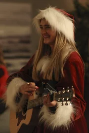 Sophie Dixon (Lizzy Greene)