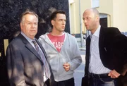Delling (Christian Korner, re.) gibt den Kommissaren Kehler (Wolfgang Bathke, li.) und Bonhoff (Wolfgang Krewe) einen wichtigen Hinweis.